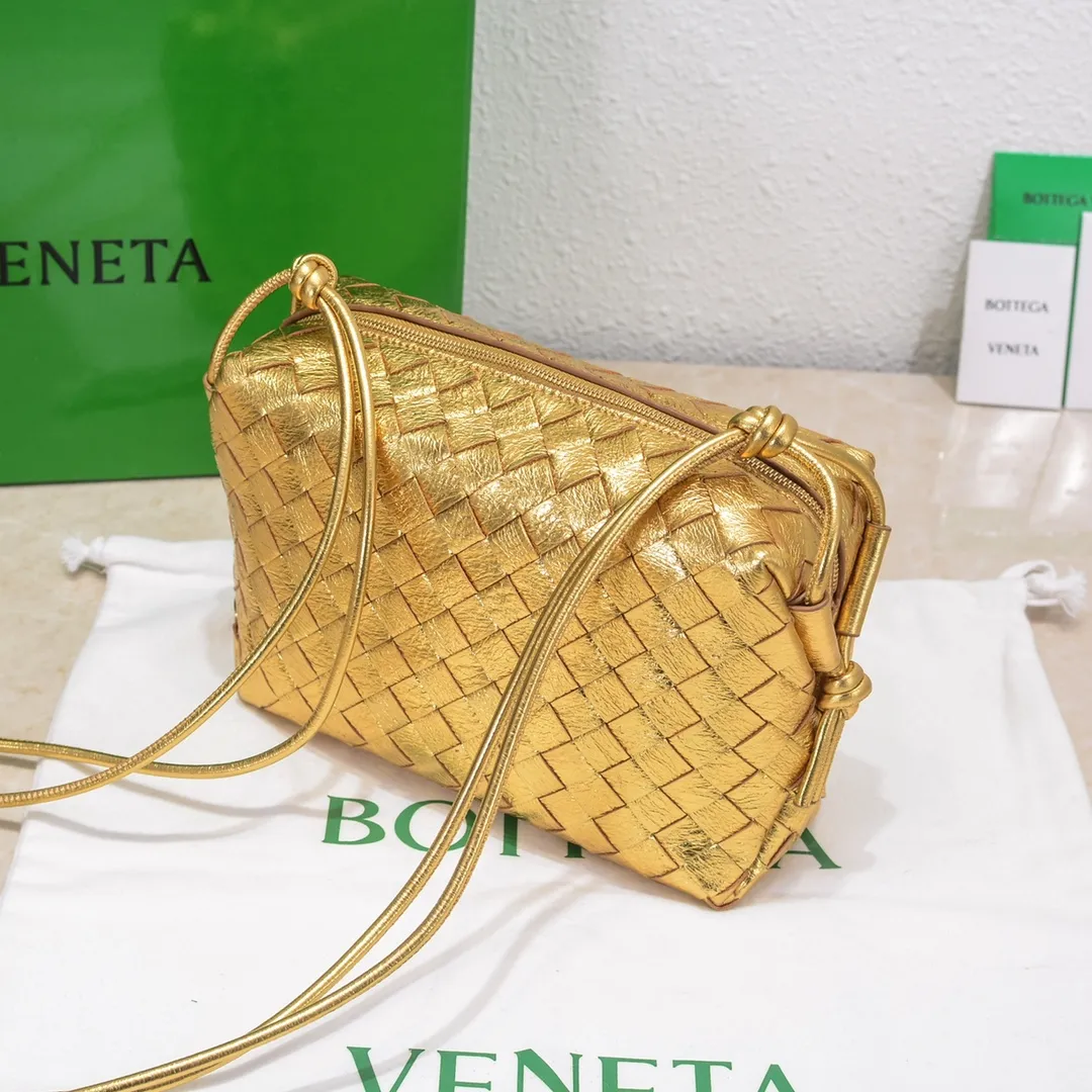 Batch 1260 B's new model is coming🔥Classic woven logo✅ The bag body is made of selected original sheepskin. The texture is soft and waxy. The simple square bag body is classic and versatile. The interior design is very practical. It has a large space and an adjustable iconic leather drawstring. It can be said to be both elegant and practical. The design is very simple and elegant. It has a kind of literary and retro style. Size 22x15x8, model: 6684# burst gold